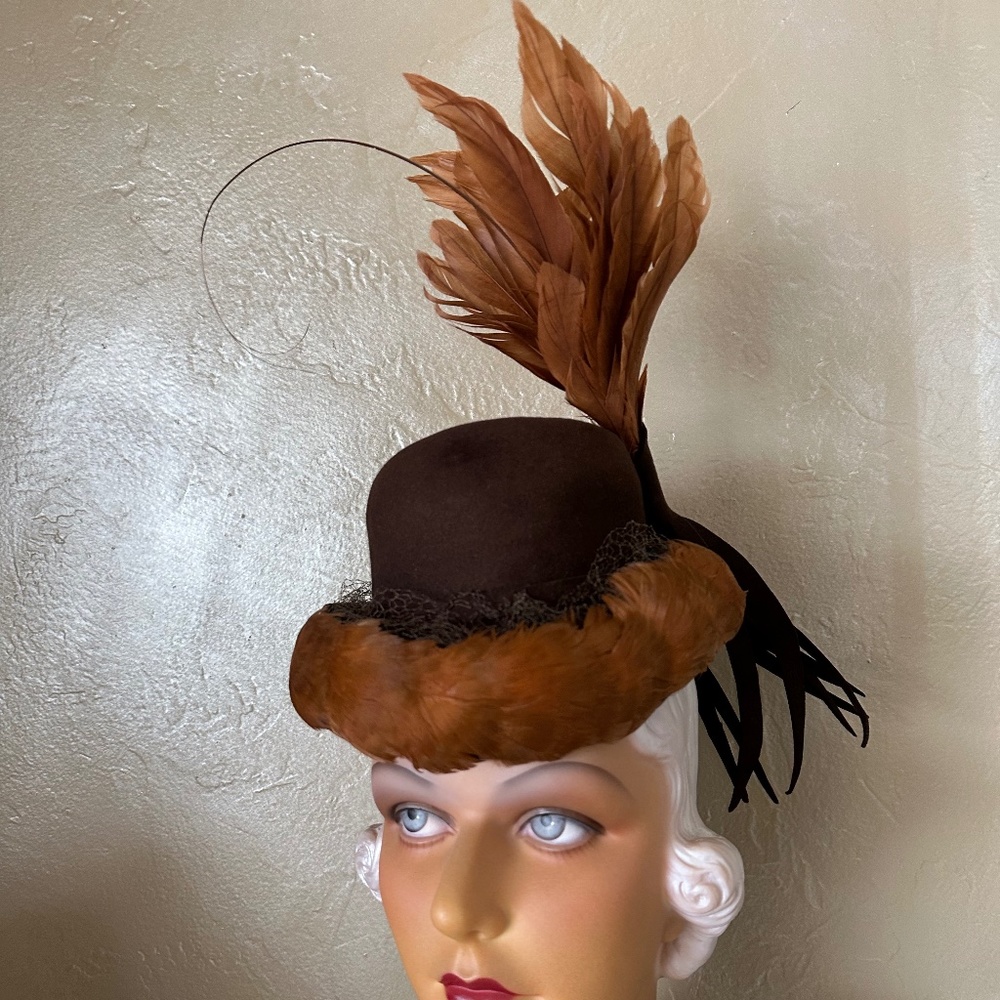 AMAZING 1940s' BROWN FELT HAT - FEATHERED BRIM + TALL FEATHERS AND FELT STRIPS